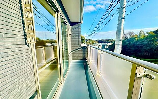 《バルコニー》 ■さわやかな風が通り暖かい光がふりそそぐバルコニー