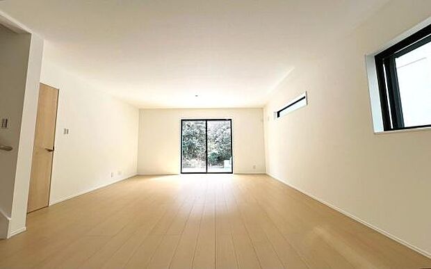 《リビングダイニング》 ■開放的で広いリビング。のびのびとくつろげるリビングは、家族のコミュニケーションの場として、みんなが集まる憩いの場所に。