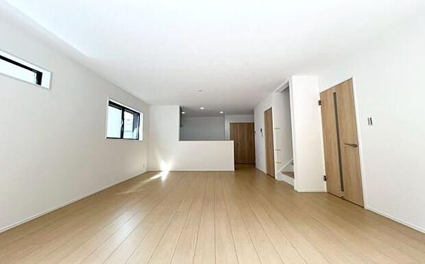 《リビングダイニング》 ■豊かな光が照らすこの場所は、たわいもない会話を楽しみ、ゆったりとした時間を過ごす場所。家族の日常が刻まれる大切な空間です。自然光に溢れるこの空間はリフレッシュにピッタリです。