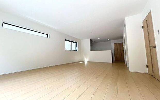 《リビングダイニング》 ■大画面TVも余裕、インテリアプランが考えやすいワイドなリビング。家族がしぜんに集まる広さ、お子様が思わず走り出す大空間。