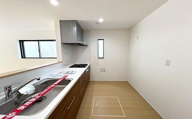 《キッチン》 ■お手入れしやすくきれいなキッチン。お料理の始めから後片付けまで楽しい時間になりそうです。