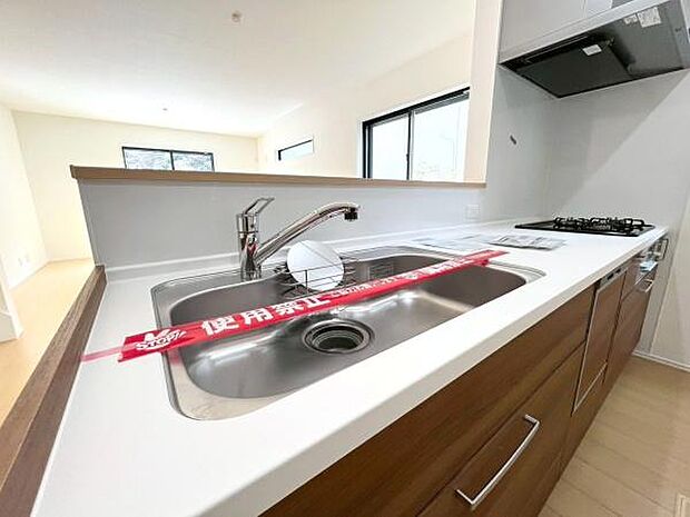 《浄水器》 ■浄水器一体型の水栓。ワンタッチで切り替えができますので、キレイなお水を惜しみなく毎日のお料理や家事全般に使用していただけます。