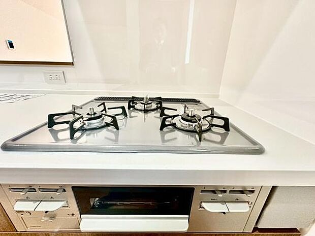 《三口ガスコンロ》 ■3つの炎が奏でる、心地よい暮らし。ビルトインガスコンロとグリルで、本格的な料理も思いのまま。明るく広々としたキッチンで、新しい日常を。