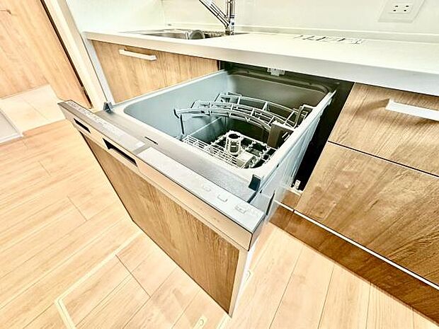《食器洗い乾燥機》■食事後もゆっくり過ごせる食器洗い乾燥機を設置。手洗いよりもキレイに洗え、家事効率アップで家族時間が増やせます。