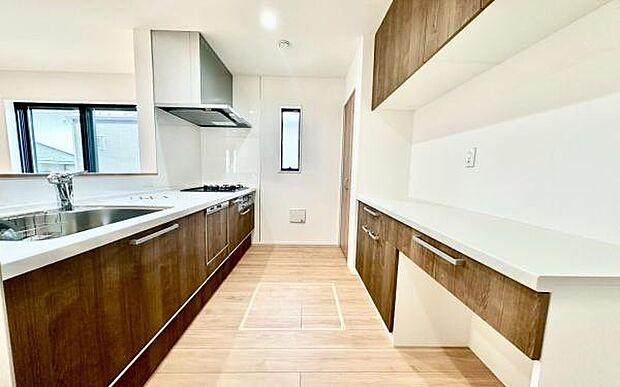 《キッチン》 ■お手入れしやすくきれいなキッチン。お料理の始めから後片付けまで楽しい時間になりそうです。