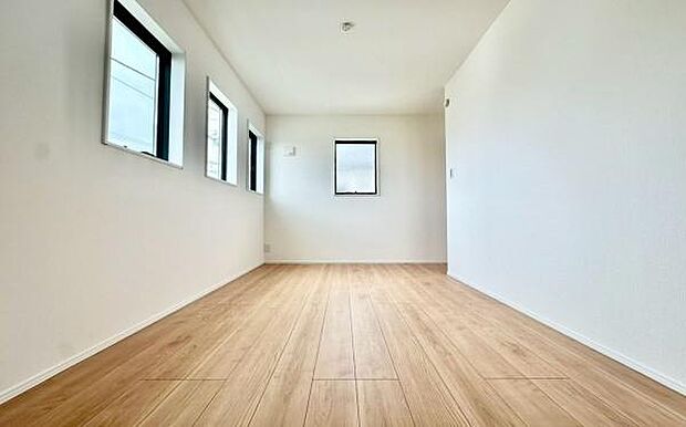 《洋室》 ■机とべットを入れても十分な広さ。。お子様の勉強部屋に。