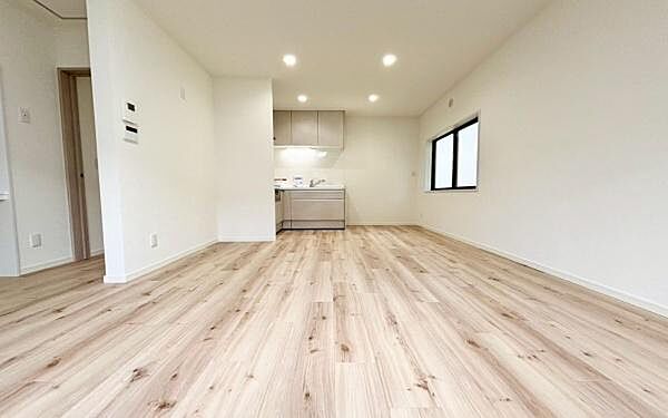 《リビングダイニング》　■ゆとりを感じさせる上質で明るい空間が、住まう人や訪れる人を心地よく迎え入れてくれます。