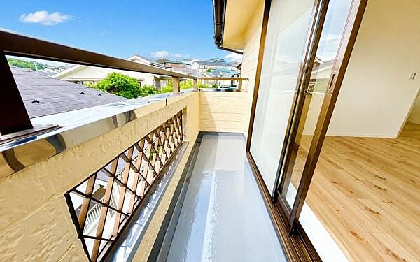 《バルコニー》　■陽当りも良く、洗濯物も良く乾きそうです。
