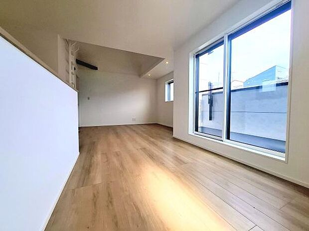 《リビングダイニング》 ■大画面TVも余裕、インテリアプランが考えやすいワイドなリビング。家族がしぜんに集まる広さ、お子様が思わず走り出す大空間。