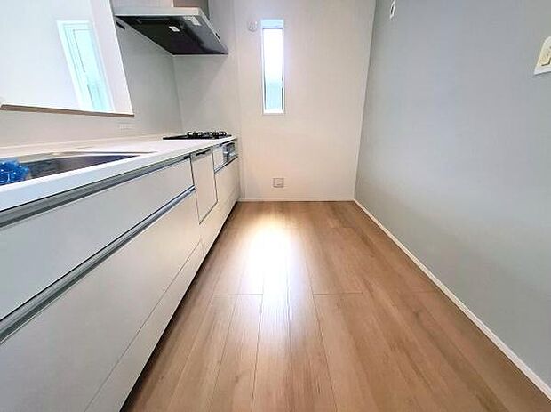 《キッチン》 ■お手入れしやすくきれいなキッチン。お料理の始めから後片付けまで楽しい時間になりそうです。