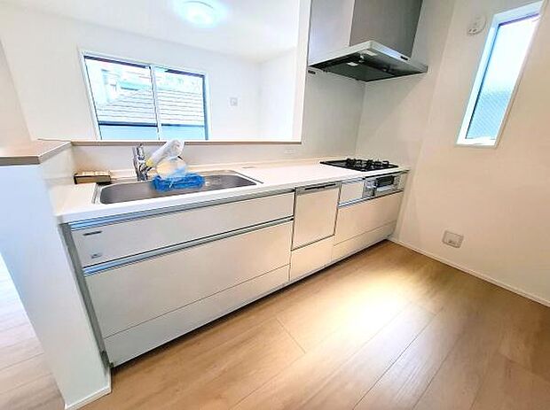 《ダイニングキッチン》 ■会話を楽しみながら食事を味わう。一緒にいる時間が楽しい空間。カフェにいるような気分で毎日を過ごしたい。家族でいる時間を柔らかに包み込むインテリア。