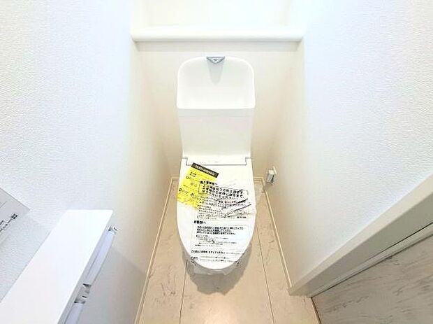 《トイレ》 ■快適な使用感が人気の温水洗浄脱臭暖房機能を搭載。しかも汚れがつきにくく落ちやすい、洗浄力に優れた洗浄機能付トイレ。