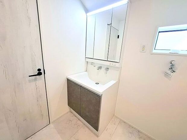 《洗面化粧台》 ■使いやすいシャープなデザインの洗面化粧台。