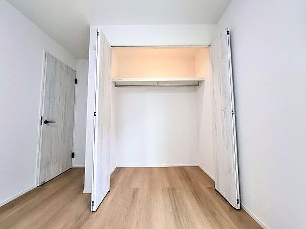 《収納》 ■室内をいつもすっきり保てる、収納力のあるクローゼット。ハンガーパイプと棚板で衣類の整理整頓がしやすく、日々の暮らしをスマートにサポートします。