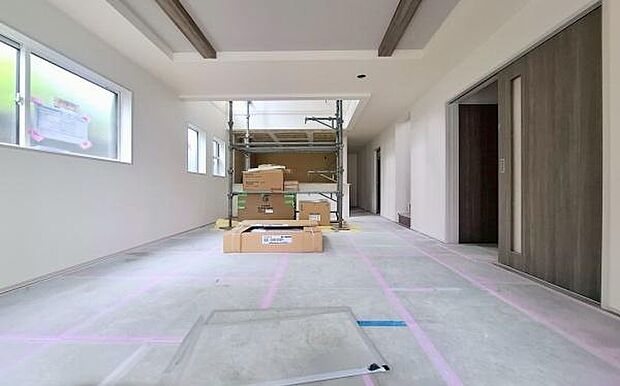 《リビングダイニング》 ■ゆとりを感じさせる上質で明るい空間が、住まう人や訪れる人を心地よく迎え入れてくれます。