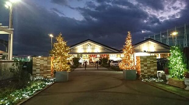 あざみ野ガーデンズまで1347m、ショッピング施設やテニスやゴルフなどのスポーツが楽しめます。