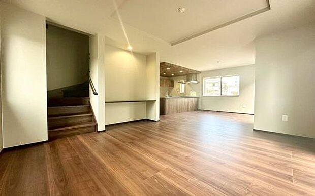 《リビングダイニング》 ■豊かな光が照らすこの場所は、たわいもない会話を楽しみ、ゆったりとした時間を過ごす場所。家族の日常が刻まれる大切な空間です。自然光に溢れるこの空間はリフレッシュにピッタリです。