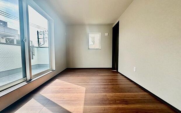 《寝室》 ■朝から日差しいっぱい、早起きしたくなる洋室。ベッドを置いてもゆとりを感じられる。窓からの朝日が心地よい目覚めへと誘います。ゆとりある広さを確保し、心地よいプライベートタイムを演出します。