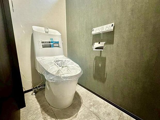 《トイレ》 ■快適な使用感が人気の温水洗浄脱臭暖房機能を搭載。しかも汚れがつきにくく落ちやすい、洗浄力に優れた洗浄機能付トイレ。