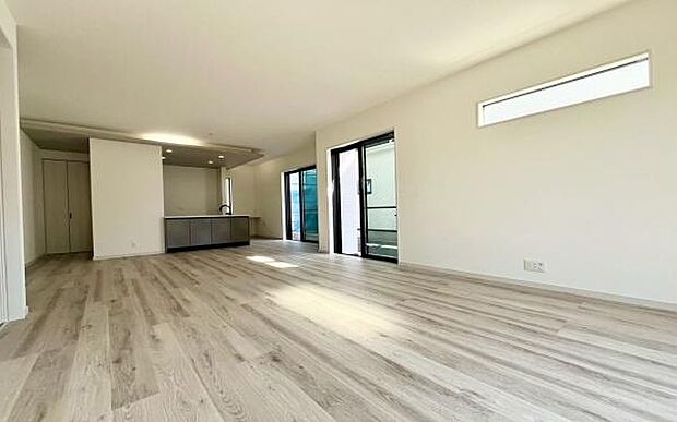 《リビングダイニング》 ■光あふれる吹き抜けのリビングで、お気に入りのソファに腰を落ち着ける朝。ここから始まる、新しい暮らしのストーリー。