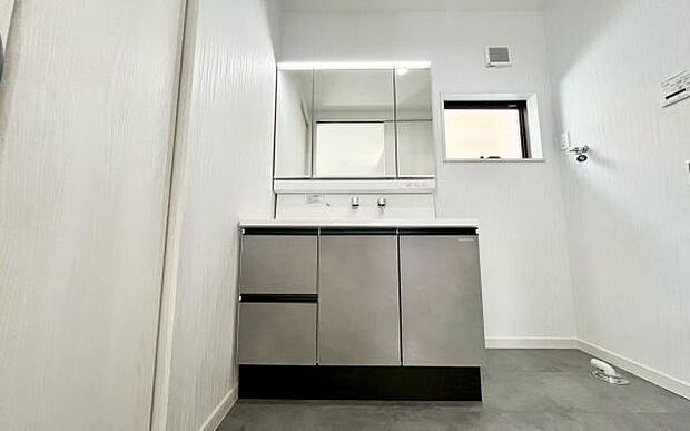 《洗面化粧台》 ■使いやすいシャープなデザインの洗面化粧台。