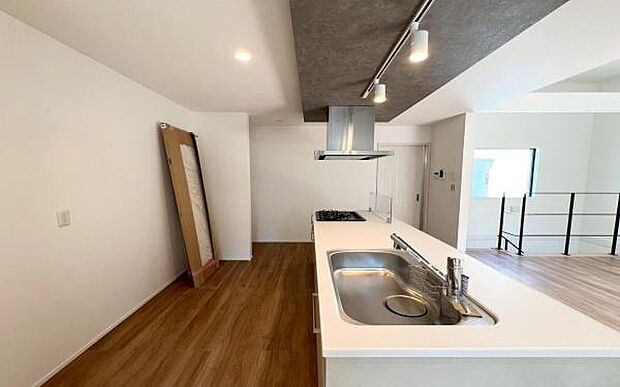 《システムキッチン》　■採光豊かな明るい空間に広がる、スタイリッシュなキッチン。会話を楽しみながら料理できるスペースを確保。食卓を囲む時間が、より豊かに彩られる