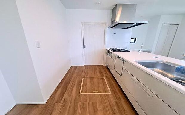 《システムキッチン》　■採光豊かな明るい空間に広がる、スタイリッシュな対面キッチン。対面式だからリビングとの一体感があり、家族との会話を楽しみながら料理できる。食卓を囲む時間が、より豊かに彩られる。
