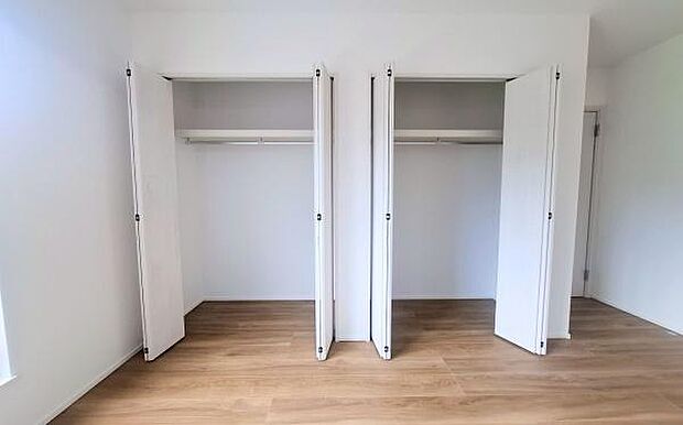 《収納》　■室内をいつもすっきり保てる、収納力のあるクローゼット。ハンガーパイプと棚板で衣類の整理整頓がしやすく、日々の暮らしをスマートにサポート。