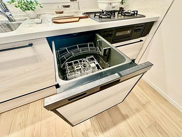 《食器洗い乾燥機》■食事後もゆっくり過ごせる食器洗い乾燥機を設置。手洗いよりもキレイに洗え、家事効率アップで家族時間が増やせます。