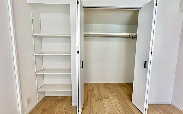 《収納》　■洋服を機能的に収納できるハンガーパイプのほか、帽子やバッグを置ける枕棚も設置。ゆとりあふれる収納空間です。