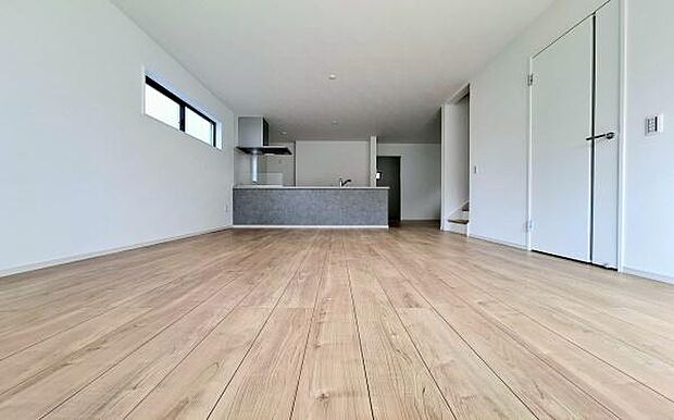 《リビングダイニング》 ■大画面TVも余裕、インテリアプランが考えやすいワイドなリビング。家族がしぜんに集まる広さ、お子様が思わず走り出す大空間。