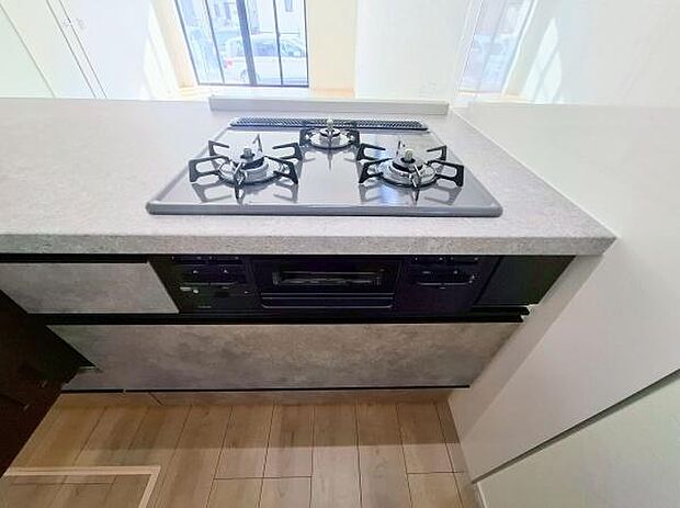 《三口ガスコンロ》 ■毎日料理をする方、家族の分まで作られる方には必須の三口ガスコンロ。同時進行が可能で効率よく、楽しく料理ができます。