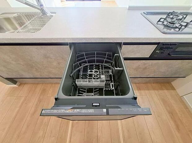 《食器洗い乾燥機》■食事後もゆっくり過ごせる食器洗い乾燥機を設置。手洗いよりもキレイに洗え、節水にもなります。