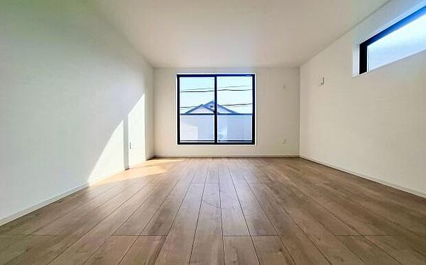 《子供部屋・洋室》　■白い壁が窓から射し込む光を室内にまわし、柔らかな明るさを奥まで届ける。穏やかな空気に満ちた空間。