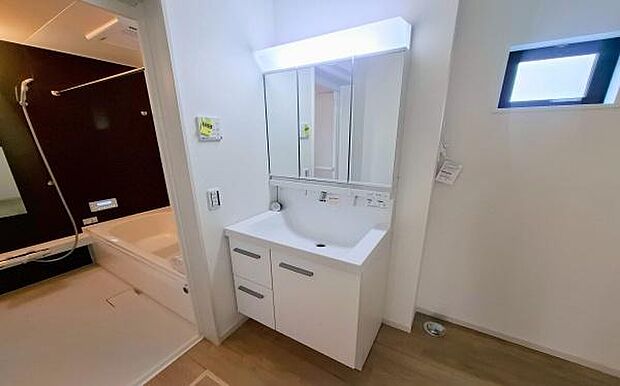 《洗面化粧台》　■使いやすいシャープなデザインの洗面化粧台。