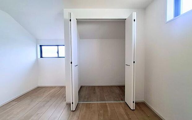 《収納》　■洋服を機能的に収納できるハンガーパイプのほか、帽子やバッグを置ける枕棚も設置。ゆとりあふれる収納空間です。