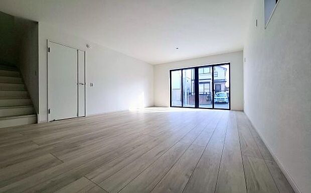 《リビングダイニング》 ■大画面TVも余裕、インテリアプランが考えやすいワイドなリビング。家族がしぜんに集まる広さ、お子様が思わず走り出す大空間。