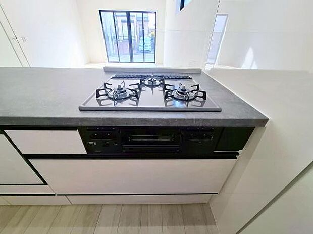 《三口ガスコンロ》 ■毎日料理をする方、家族の分まで作られる方には必須の三口ガスコンロ。同時進行が可能で効率よく、楽しく料理ができます。