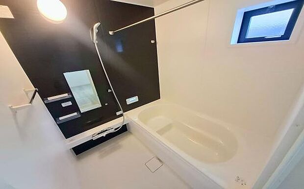 《浴室》　バスルームは一日の疲れを癒す居心地の良い空間です。