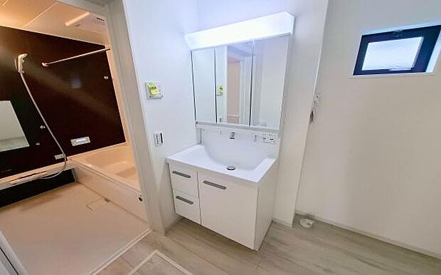 《洗面化粧台》　■使いやすいシャープなデザインの洗面化粧台。