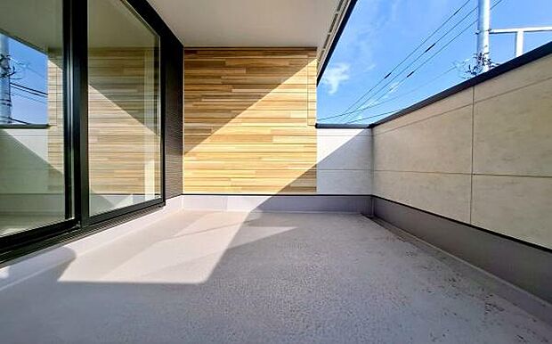 《バルコニー》　■陽当りも良く、長時間日が当たるので、洗濯物も良く乾きそうです。目の前には気持ちの良い青空が、夜には綺麗な星空が広がります。