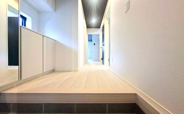 《玄関》■玄関ホールにもゆとりをもった設計ですので第一印象が違います。