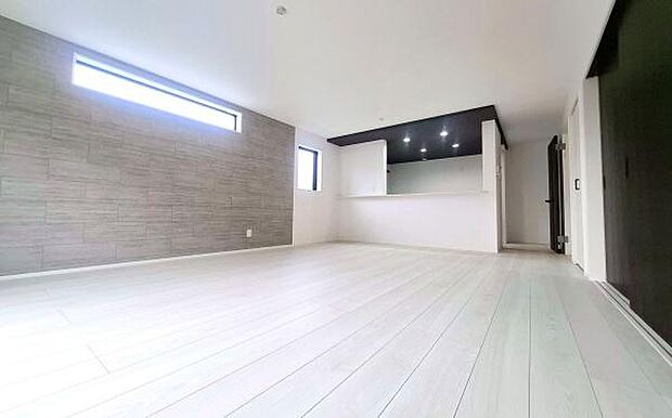 《リビングダイニング》　■ゆとりを感じさせる上質で明るい空間が、住まう人や訪れる人を心地よく迎え入れてくれます。