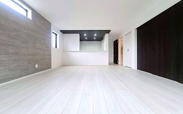 《リビングダイニング》　■家族が自然と集まって、思い思いにくつろぎ、遊び、語らう、やすらぎの空間。