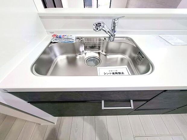 《キッチン》　■ステンレス製シンク。幅と奥行きがありますので、食器洗時のストレスも減りそうです。