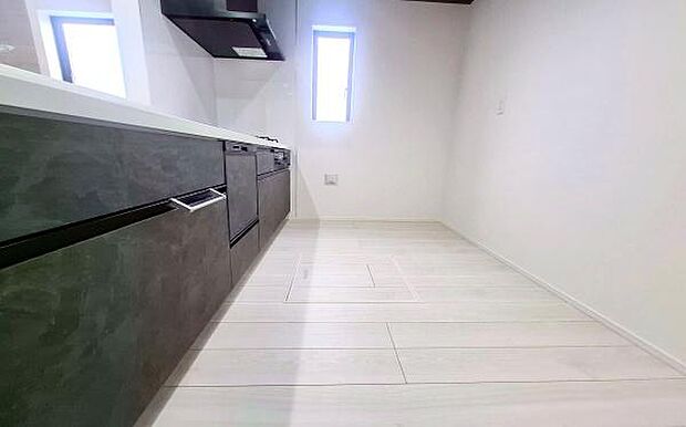 《キッチン》　■お手入れしやすくきれいなキッチン。お料理の始めから後片付けまで楽しい時間になりそうです。