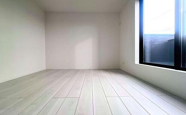 《子供部屋》　■お子様の成長を優しく見守る、明るい子供部屋。遊んだり、学んだり、時には一人の時間を過ごしたりと健やかな毎日を育む大切な場所。未来への第一歩を育む、かけがえのない空間です。