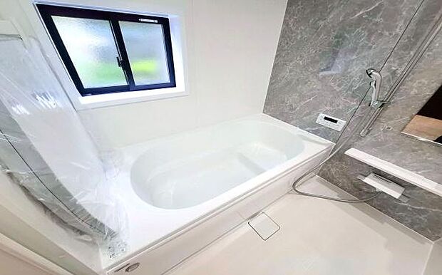 《浴室》　バスルームは一日の疲れを癒す居心地の良い空間です。