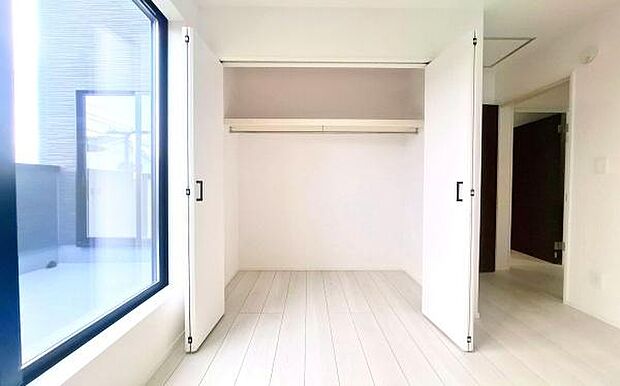 《収納》　■洋服を機能的に収納できるハンガーパイプのほか、帽子やバッグを置ける枕棚も設置。ゆとりあふれる収納空間です。