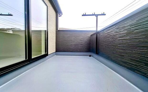 《ルーフバルコニー》 大きなバルコニーからは遠方まで景色を見渡せて、空の青さに包まれるような心地よさを味わえます。